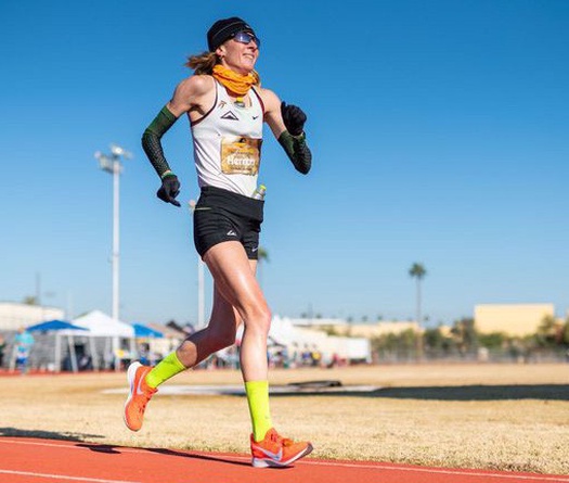 "Nữ siêu nhân chạy đường dài uống bia" lập KLTG chạy bộ liên tục trong 24 giờ 