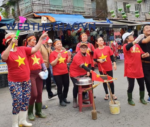 Cửa hàng ở Hội An đóng cửa sớm, nhảy múa tưng bừng cổ vũ ĐTVN 