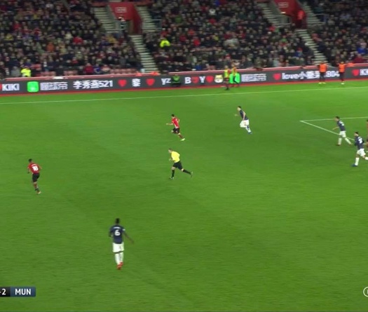 Đến quả bóng có lẽ cũng phát ngán khả năng xử lý bước một của Lukaku!