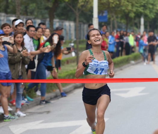 Hồng Lệ và Thế Anh vô địch marathon, chị em Thành Ngưng-Thanh Phúc không có đối thủ