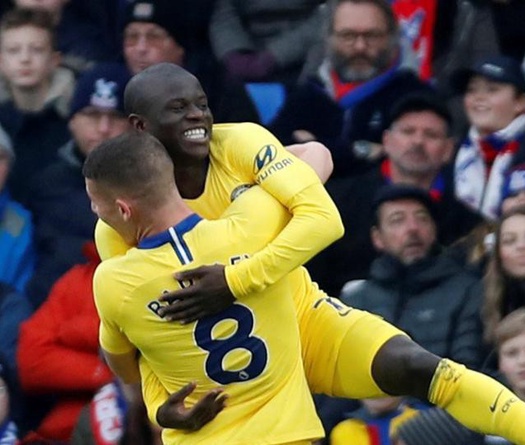 CĐV Chelsea khuyên Giroud và Morata nên cắp sách học N'Golo Kante