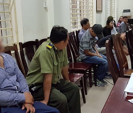 Nhân viên của VFF bị công an “tóm cổ” vì tuồn vé cho dân chợ đen