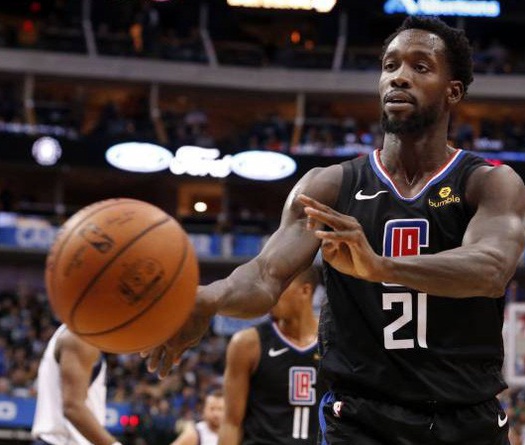 Patrick Beverley bị phạt hơn nửa tỷ vì chọi banh vào khán giả