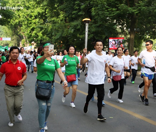 ‘Hot boy’ Lê Thanh Tùng rước đuốc dẫn đầu hàng nghìn người chạy vì trẻ em Hà Nội