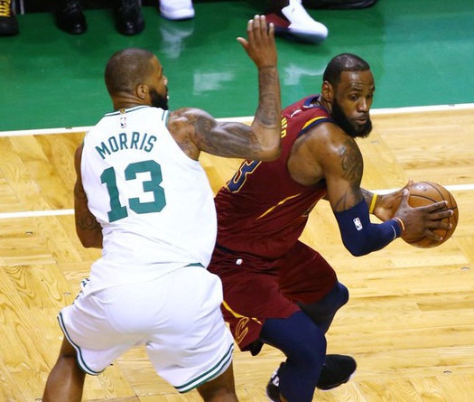 Khoá chặt được LeBron, Morris giúp Celtics thắng đậm Cavaliers 25 điểm