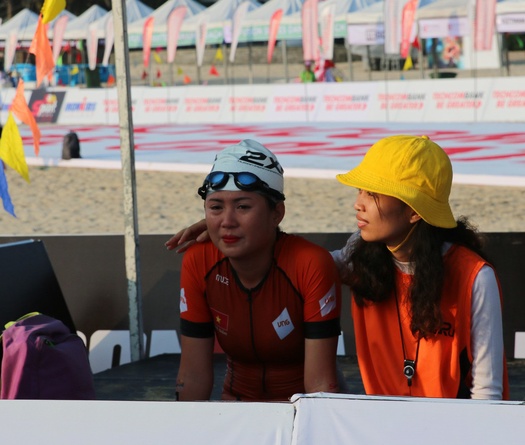 Ironman 70.3 Vietnam 2018: Nữ triathlete xinh đẹp phát khóc chiến đấu với nỗi sợ đuối nước