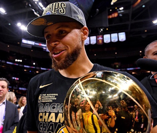 Mừng Stephen Curry 3 lần vô địch, Under Amour truyền tải thông điệp: "Nếu bạn ghét, sao không làm gì đó đi?"