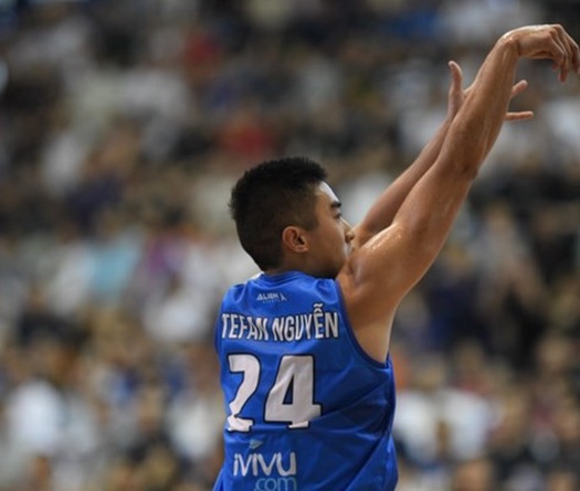 Stefan Tuấn Tú bị... các đồng đội bỏ rơi dù ném phạt thành công