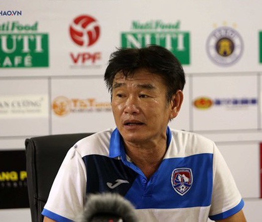 HLV Than Quảng Ninh thán phục Hà Nội FC bất bại lượt đi, xứng đáng vô địch