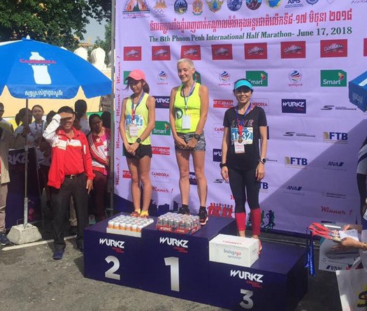 Runner nữ U50 Việt Nam giành giải 3 Phnompenh Half Marathon 2018