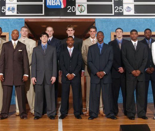 Chết cười với thảm họa thời trang của LeBron James và dàn tân binh kỳ tích năm 2003