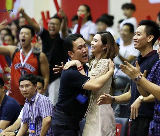 Khoảnh khắc ngập tràn hạnh phúc của ông bà chủ Thang Long Warriors