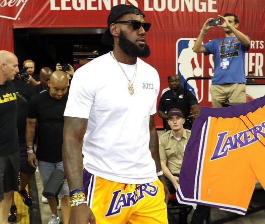 Soi chiếc quần Lakers nóng nhất mùa hè của LeBron James mặc dự khán tại Summer League vừa qua