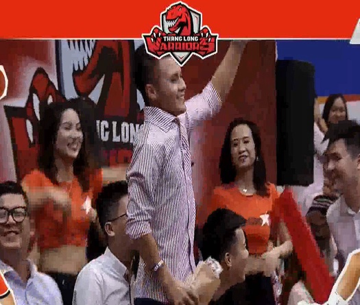Quang Hải nhảy "Dance Cam" cực đáng yêu khi đi xem trận bóng rổ tại VBA 2018