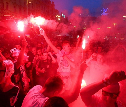 Pháo sáng ngập trời khi ĐT Croatia đánh bại chủ nhà Nga, tiến vào bán kết World Cup 2018