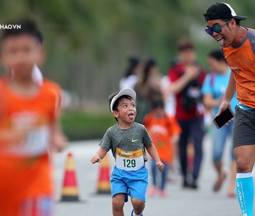 Cười "bể bụng"với các runner nhí tại Ronny Dash