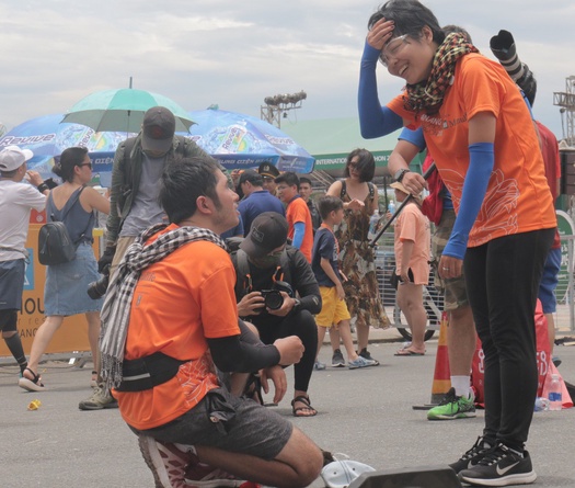 Chàng trai chạy marathon ngỏ lời cầu hôn bạn gái giữa trưa nắng