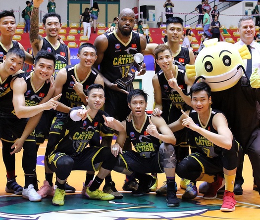 Chùm ảnh: Khoảnh khắc ăn mừng của Cantho Catfish với chiếc cúp vô địch Regular Season VBA 2018
