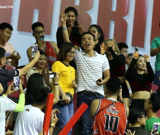 Cô gái được cầu hôn trên sân Thang Long Warriors: Tới giờ mình vẫn bất ngờ và lâng lâng