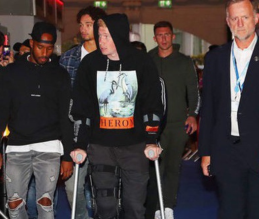 Man City choáng váng vì... De Bruyne chống nạng và nghỉ dài