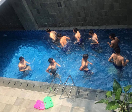 Khoe bụng 6 múi ở hồ bơi, Duy Mạnh tranh thủ bắt nạt Đình Trọng