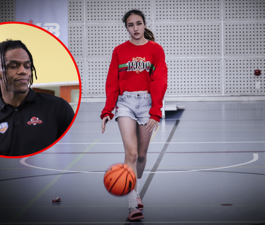 "Em gái mưa" RMIT khiến các anh trai Thang Long Warriors bối rối với câu hỏi siêu đáng yêu