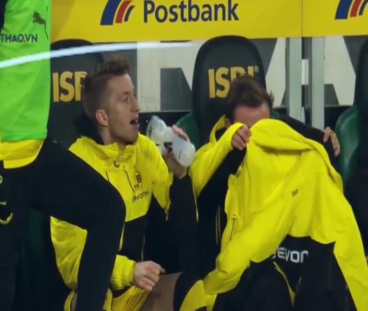 Video hài hước: Hành động siêu ngộ nghĩnh của 2 “soái ca” Marco Reus và Mario Gotze