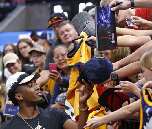 Câu chuyện nghĩa hiệp của Donovan Mitchell đang được lan truyền chóng mặt