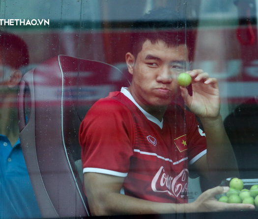 Đức Chinh ôm Anh Đức thoát CĐV, Olympic Việt Nam được tặng cả thùng hoa quả