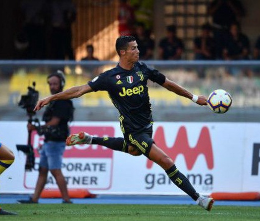 Ở tuổi 33 Ronaldo vẫn sút như búa bổ suýt đổ cả khung thành Juventus