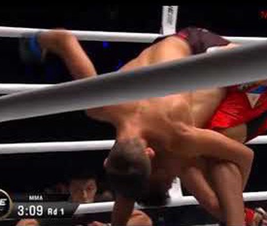 Christian Lee bị xử thua vì... cắm đầu đối thủ xuống sàn đấu ONE Championship