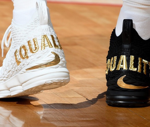 Giày của "đức vua": Nhìn lại 15 mẫu Nike LeBron 15 đỉnh nhất mùa giải 2017-18