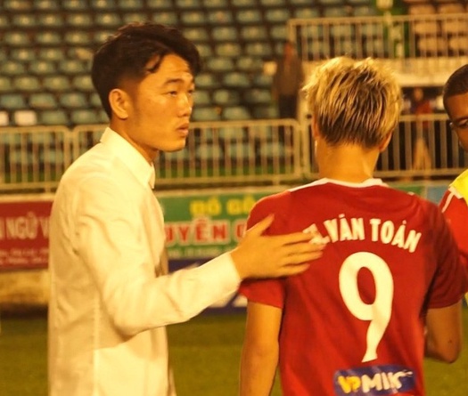 "Soái ca" Xuân Trường mặc sơ mi trắng, an ủi cầu thủ HAGL sau trận thua trước Hà Nội FC