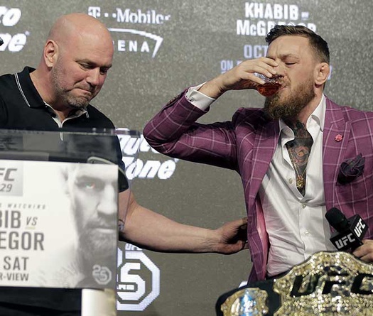 Dana White thừa nhận Conor McGregor được thiên vị rất nhiều, nhưng “cậu ta xứng đáng được thế”