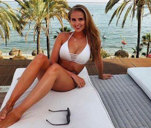 Bạn gái nóng bỏng tìm cách an ủi ngôi sao không được thi đấu của Arsenal