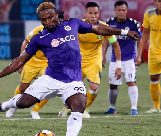 Phan Đình Vũ Hải cản phá quả 11m của Oseni, ngăn CĐV Hà Nội FC ăn mừng vô địch V.League 2018