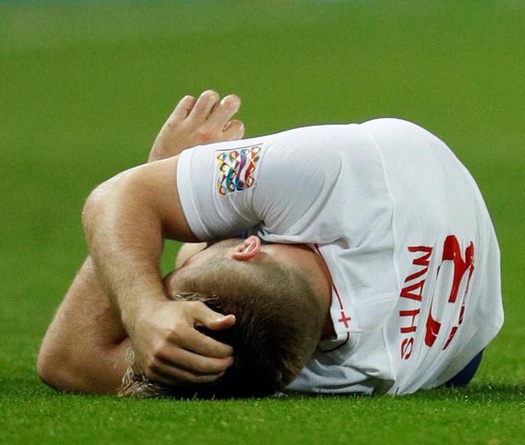 Chấn thương ở đầu, Luke Shaw phải thở bằng bình oxy và rời sân bằng cáng