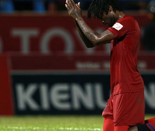 "Vái sống" trọng tài, Fagan và Stevens bị phạt 10 triệu và cấm 3 trận