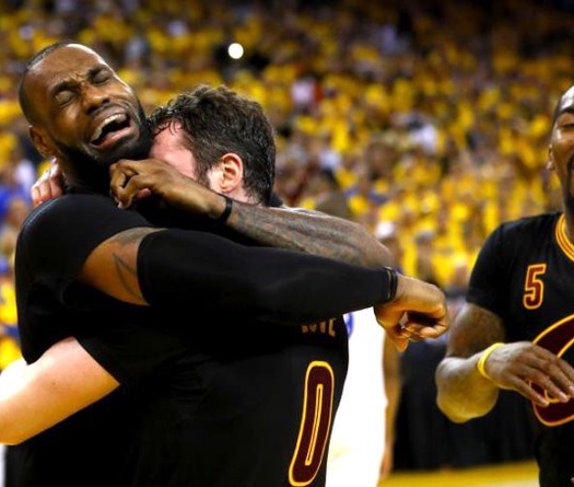 Trong bóng tối LeBron James vẫn như ngọn đuốc dẫn đường Cavaliers