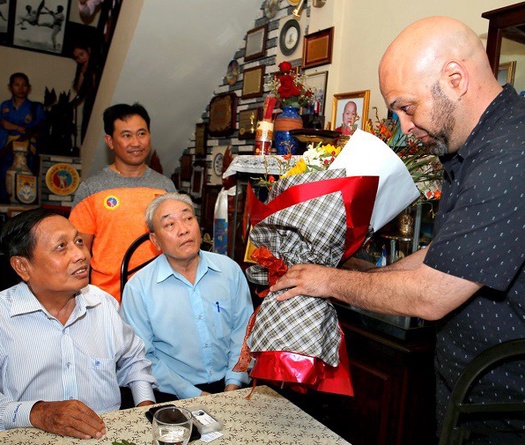 Pierre Flores: Câu chuyện cần hồi kết