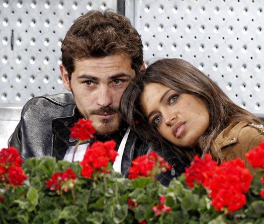 Bồ Casillas hoãn cưới vì… bụng to