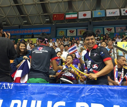 CĐV Thái Lan làm nóng bầu không khí Giải bóng chuyền nữ Châu Á