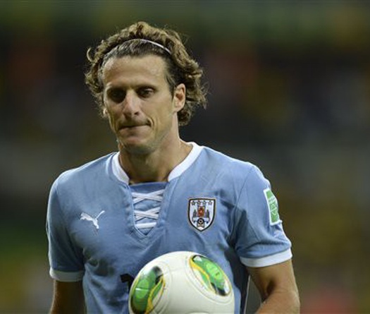 Diego Forlan phân tích: Real Madrid chịu áp lực hơn Barcelona