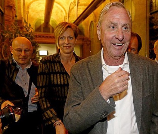 Johan Cruyff: Messi đá vì tập thể, Ronaldo chỉ biết ghi bàn