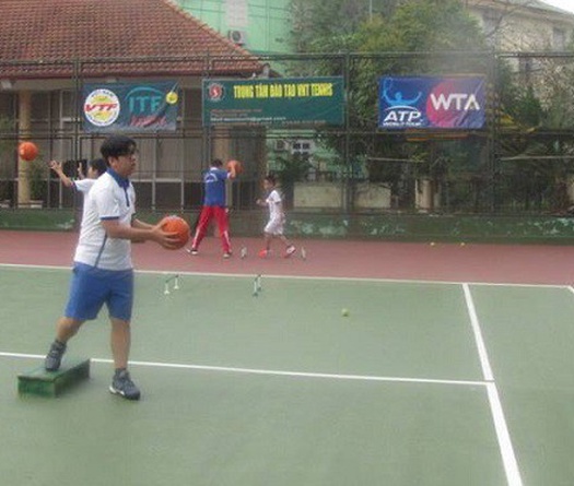 Những bài khởi động cơ bản cho người mới tập chơi Tennis (bài 2)
