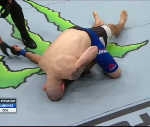 Bình luận viên cứu sống Nathan Coy trong tình huống nguy hiểm