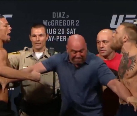 Nate Diaz và Conor McGregor lại hằm hè nhau trong buổi weight-in UFC 202