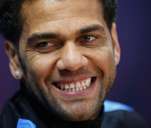 Dani Alves "lớn tiếng", chê bai từ Real đến Ronaldo