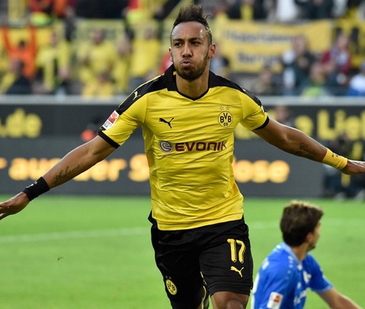 Lập kỉ lục, Jamie Vardy vẫn "xách dép" cho Aubameyang