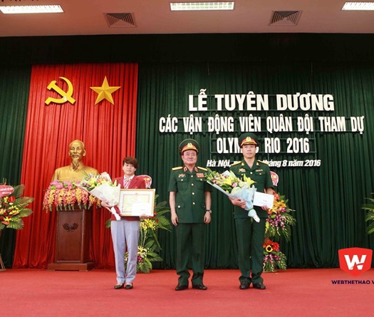 Bộ Quốc phòng vinh danh và thưởng Hoàng Xuân Vinh 50 triệu đồng